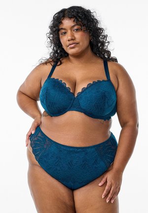 Teal kant bh en hoge taille slip set. Bloemenpatroon, golvende randen, verstelbare bandjes en zachte stof met een gladde textuur.