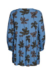 Blommig blus i blått tyg med mörkbruna blommor och svarta konturer. Löst sittande med långa ärmar och en rynkad midja.