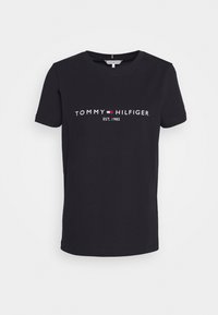 Černé tričko s krátkým rukávem s výšivkou "Tommy Hilfiger EST. 1985" a logem značky uprostřed přední části.