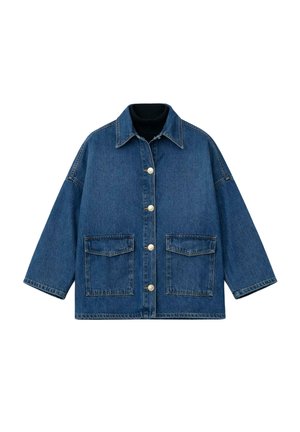 Μπλε τζιν μπουφάν με φαρδιά μανίκια, κουμπιά μπροστά, δύο μεγάλες μπροστινές τσέπες με καπάκια και κλασικό γιακά.