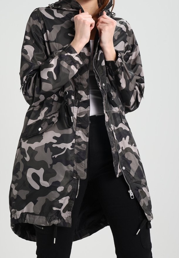 Veste camouflage en nuances de gris et noir, dotée d'une fermeture éclair, d'une capuche et de cordons de serrage ajustables. Légère, avec des poches avant.