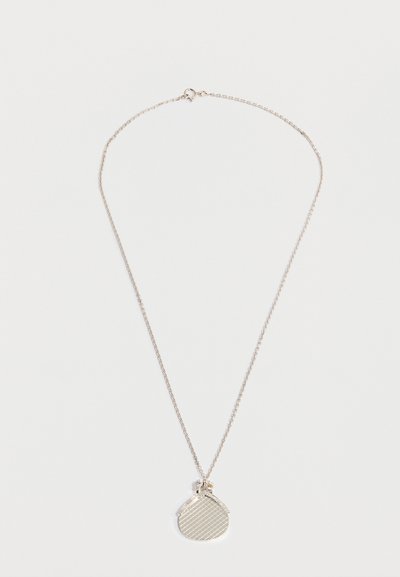 Collar de plata con un colgante redondo texturizado. La cadena presenta eslabones pequeños, y el colgante tiene un patrón de cuadrícula en su superficie.