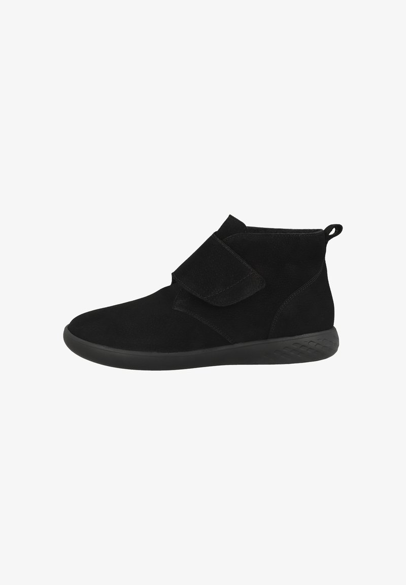 Schwarze Wildleder-Ankle Boots mit einem Klettverschluss, abgerundeter Spitze und einer strukturierten Gummisohle mit einem gemusterten Design.
