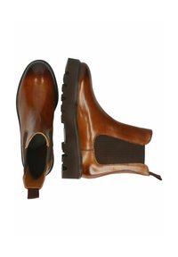 Stivaletti in pelle marrone lucida con pannelli elastici laterali, costolature testurizzate e una robusta suola in gomma con profonde scanalature.