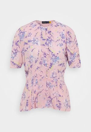 Lyserød kortærmet bluse med lilla og blå blomsterprint, knapper foran og en let skørtekant.