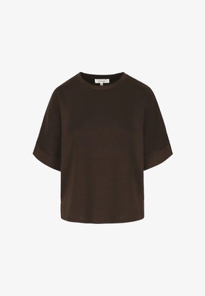 Tumepruun lühikeste varrukatega lahtise lõikega T-särk ümmarguse kaelusega ning kaeluse sees nähtava brändisildiga.