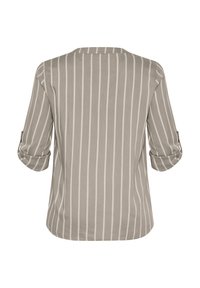 Blusa beige con rayas verticales blancas, de tela suave, con escote redondo y mangas de 3/4 remangadas. La vista trasera muestra un ajuste relajado y detalles de costura sutiles.