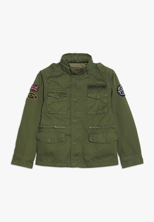 Olivově zelená bunda z bavlny, vybavená stojáčkovým límcem, dvěma předními kapsami a různými nášivkami, včetně britské vlajky a loga.