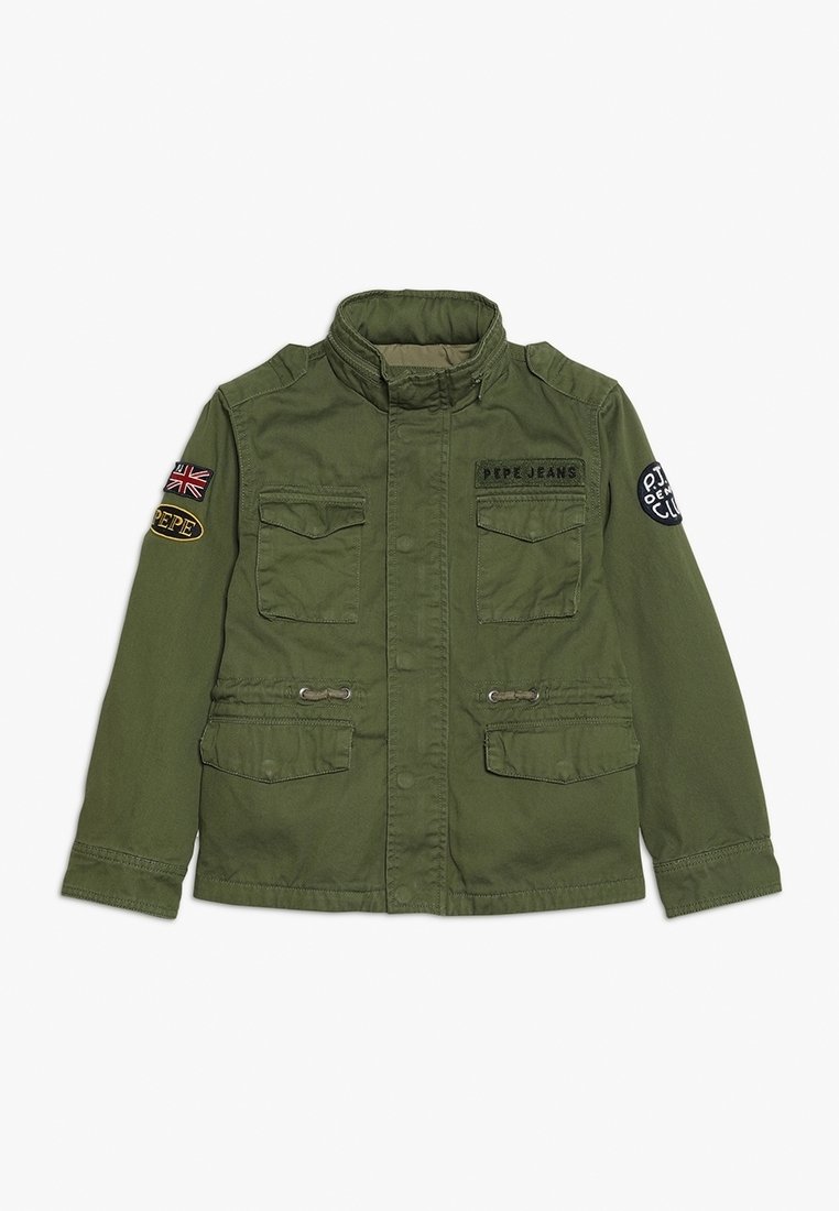 Oliwkowa kurtka z bawełny, z kołnierzykiem stójkowym, dwoma przednimi kieszeniami oraz różnymi naszywkami, w tym brytyjską flagą i logo.