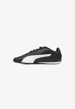 Scarpa atletica in bianco e nero dal design elegante, realizzata in materiale sintetico, con lacci, suola ammortizzata e dettagli diagonali.