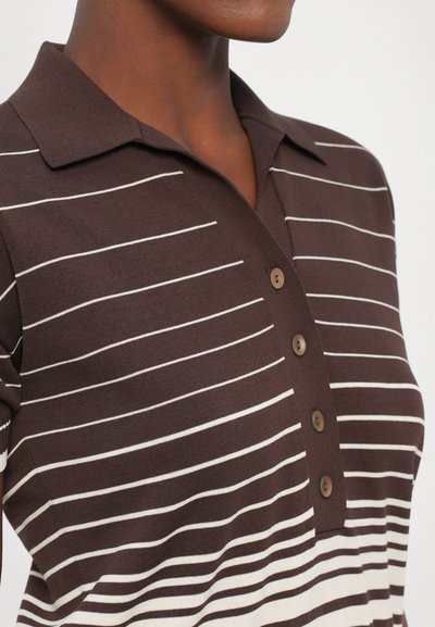 Braun- und cremefarbener gestreifter Poloshirt mit Kragen, ausgestattet mit drei braunen Knöpfen auf der Vorderseite und einer gestrickten Textur.