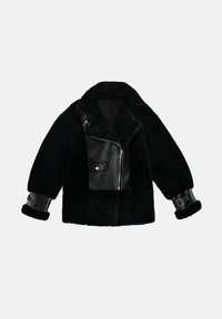 Sort faux fur jakke med læderpanel, oversized pasform, brede ærmer, lynlåsdetaljer og spændeakcenter ved manchetterne.