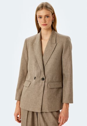 Blazer marrone, con texture, dal design doppiopetto, con rever a punta e due tasche frontali, dotato di dettagli con bottoni neri e maniche lunghe.