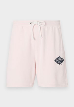 Shorts di cotone rosa con una coulisse bianca, caratterizzati da un logo a rombo blu navy con testo bianco sulla gamba sinistra. Design morbido e casual.