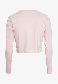 Hellrosa langärmliges Cropped-Shirt mit weißen Streifen, die über die Schultern und Ärmel verlaufen, von hinten gezeigt.