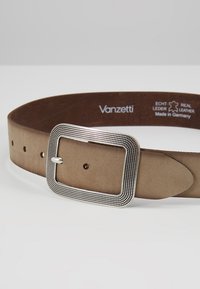 Brauner Ledergürtel mit quadratischer silberner Schnalle mit strukturierten Details, verstellbare Länge mit mehreren Löchern zum Verschließen.