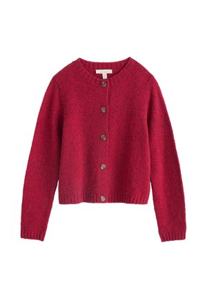 Cardigan rouge en tricot avec un col rond, cinq grands boutons marron sur le devant et des poignets et un ourlet côtelés. La texture semble douce et chaude.