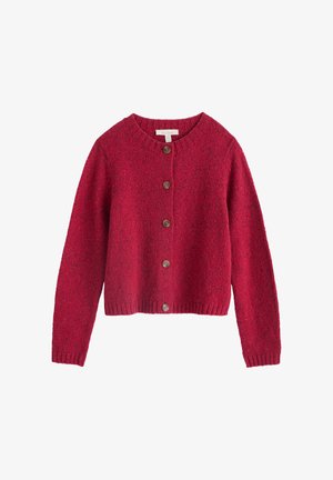 Cardigan rouge en tricot avec un col rond, cinq grands boutons marron sur le devant et des poignets et un ourlet côtelés. La texture semble douce et chaude.