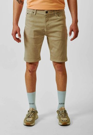 Khaki denim shorts met een slim fit en vijf zakken. Draag het met lichtblauwe sokken en beige sneakers, met veters en een minimalistisch ontwerp.