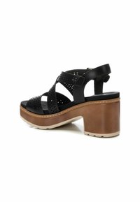 Refresh Sandalias con plataforma - black