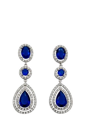 Orecchini a goccia in argento con pietre preziose blu scuro ovali, rotonde e a goccia, ciascuna circondata da piccoli cristalli trasparenti.