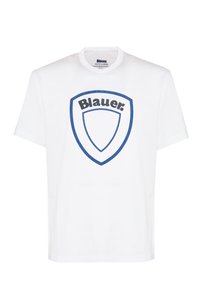 T-shirt bianca in cotone con logo blu a forma di scudo e testo "Blauer" in nero. Maniche corte e scollatura a girocollo.