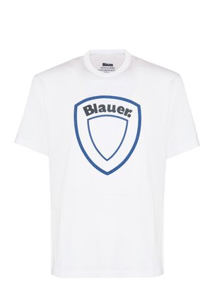 Witte katoenen T-shirt met een blauw schildlogo en de tekst "Blauer" in het zwart. Korte mouwen en een ronde hals.