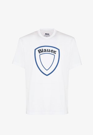 Witte katoenen T-shirt met een blauw schildlogo en de tekst "Blauer" in het zwart. Korte mouwen en een ronde hals.