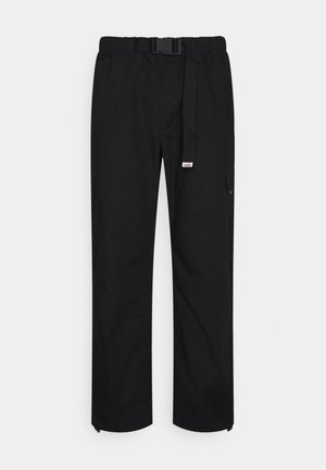 Schwarze, gerade geschnittene Hose mit elastischem Bund, integriertem schwarzen Gürtel mit Schnalle und Seitentasche mit Klappe am rechten Bein.