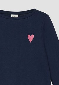 Dunkelblaues langärmliges Shirt mit Rundhalsausschnitt und einem rosa gestickten Herzen auf der linken Brustseite. Weicher Stoff.