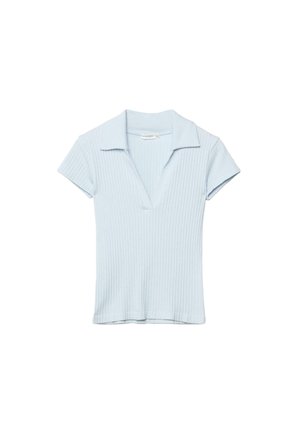 Hellblaues kurzärmeliges Ripphemd mit kleinem Kragen und tiefem V-Ausschnitt.