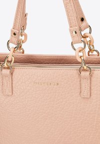 Lichtroze leren handtas met een gestructureerde afwerking, goudkleurige hardware en kettingaccenten. Voorzien van een gouden logo en ritssluiting.