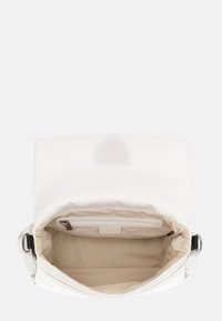 Borsa a spalla bianca con materiale esterno liscio, forma quadrata, chiusura a patta, interno beige morbido e una piccola patch decorativa sulla patta.