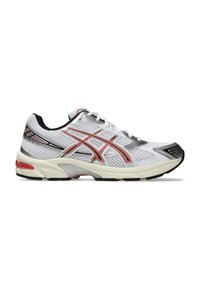 Scarpe da ginnastica bianche con tomaia in rete, dettagli rossi e neri, collare imbottito e suola in gomma con grip testurizzato. Progettate per la corsa.