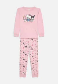 Vaaleanpunainen lasten pitkähihaisista paita ja housut -pyjamakokonaisuus, jossa on Hello Kittyn ja ystävien hahmoja sekä pieniä painettuja perhosia housuissa.