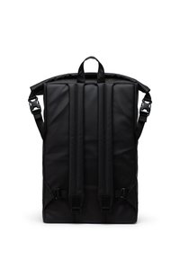 Musta reppukassi, jossa on suorakulmainen muoto, valmistettu kestävästä materiaalista. Sisältää kaksi olkahihnaa, ylätaitteen ja säädettävät soljet.