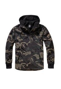 Chaqueta pullover de camuflaje en verde oscuro y negro. Cuenta con capucha, cremallera frontal de medio largo y bolsillos con cremallera. Forro interior suave.