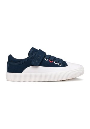 Scarpa da ginnastica bassa blu navy con suola e punta in gomma bianca, lacci blu navy e una fascia in Velcro sulla parte superiore.