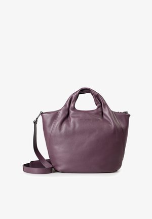 Weiche, strukturierte lila Lederhandtasche mit einem oberen Griff und verstellbarem Schulterriemen, auf weißem Hintergrund präsentiert.