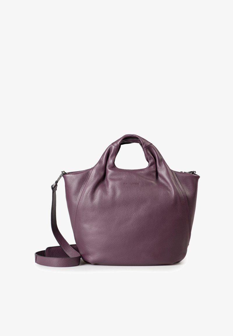 Zachte, paars leren handtas met bovenhandvat en verstelbare schouderriem, gepresenteerd op een witte achtergrond.