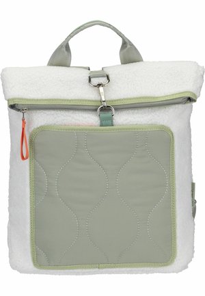 Sac à dos blanc texturé avec une poche avant matelassée verte, fermeture éclair supérieure, fermeture à clip, et une poignée en tissu gris.