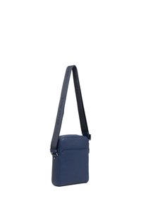Borsa a tracolla blu in pelle con una texture liscia, forma rettangolare e tracolla regolabile, con il nome del marchio in nero.