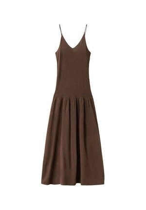 Vestido midi marrón sin mangas con tirantes finos, escote en V, corpiño ajustado y falda fruncida sobre fondo blanco.