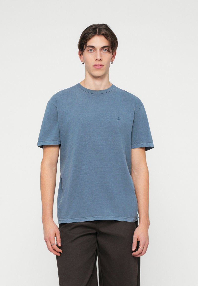 Blauwe katoenen T-shirt met een ronde halslijn en korte mouwen. Heeft een klein logo-details op de linkerborst en eenRelaxte pasvorm.