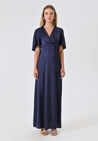 Marineblaues Satin-Maxikleid mit kurzen, puffärmeligen Ärmeln und einem tiefen V-Ausschnitt. Es hat ein plissiertes Oberteil und einen glatt fließenden Rock.