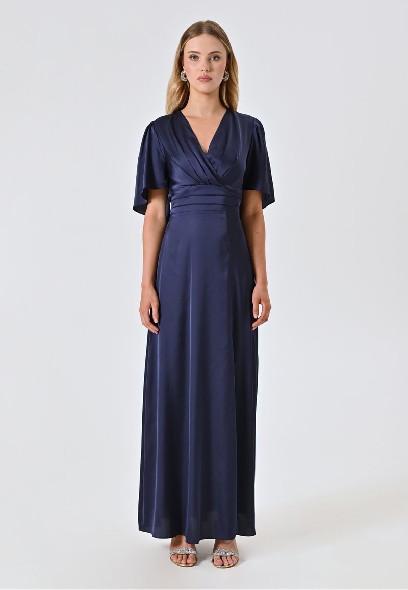 Marineblaues Satin-Maxikleid mit kurzen, puffärmeligen Ärmeln und einem tiefen V-Ausschnitt. Es hat ein plissiertes Oberteil und einen glatt fließenden Rock.