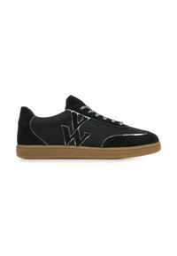 Zwarte lage sneaker met een bruine zool, zilveren details en veters, en een gestileerde "W"-logo aan de zijkant.