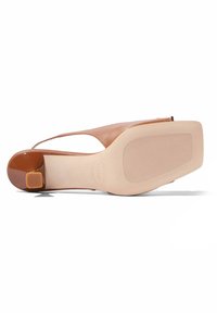 Brun læder højhælet sko med åbent tå-design og en blank, rund hæl. Glat tekstur og en beige sål.