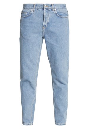 Lyseblå denimjeans med lige snit, fem lommer og knaplukning. Stoffet har en blød tekstur med subtil falmning.