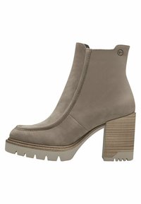 Bottine en cuir gris avec un haut talon bloc, un bout arrondi et une semelle texturée. Présente des détails de coutures et une languette à l'arrière.